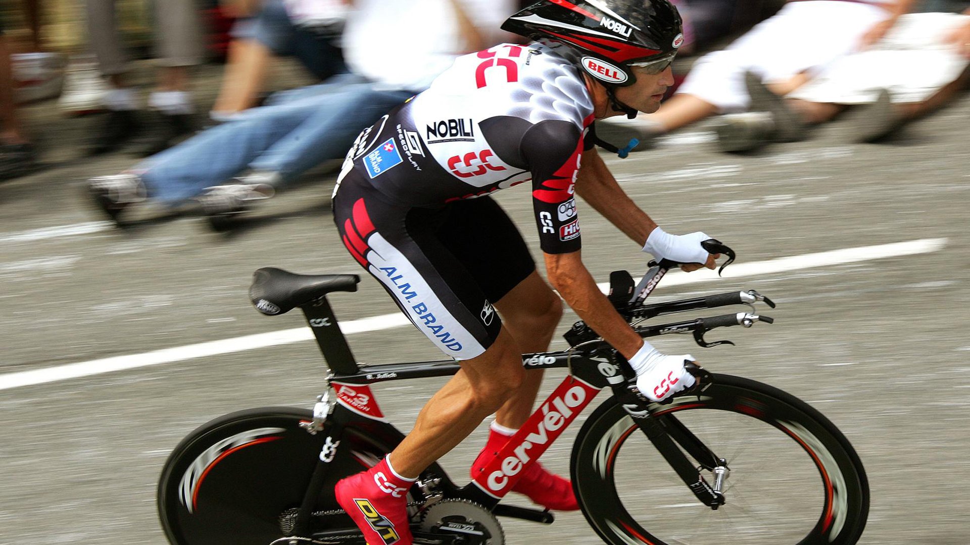 乔治主宰比赛走向，湖人对阵深圳队的跨洋篮球对话