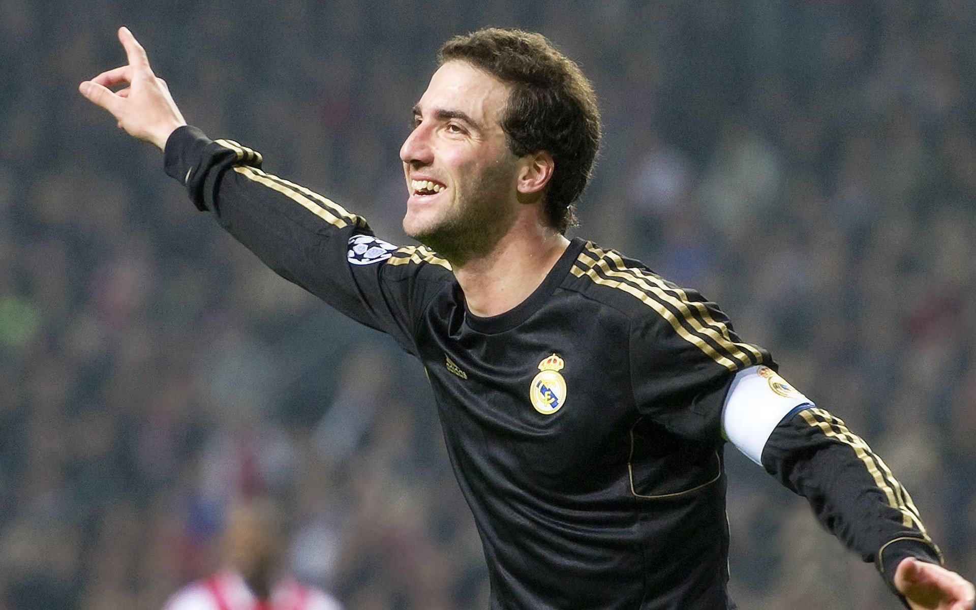 乔治主宰比赛走向，湖人对阵深圳队的跨洋篮球对话