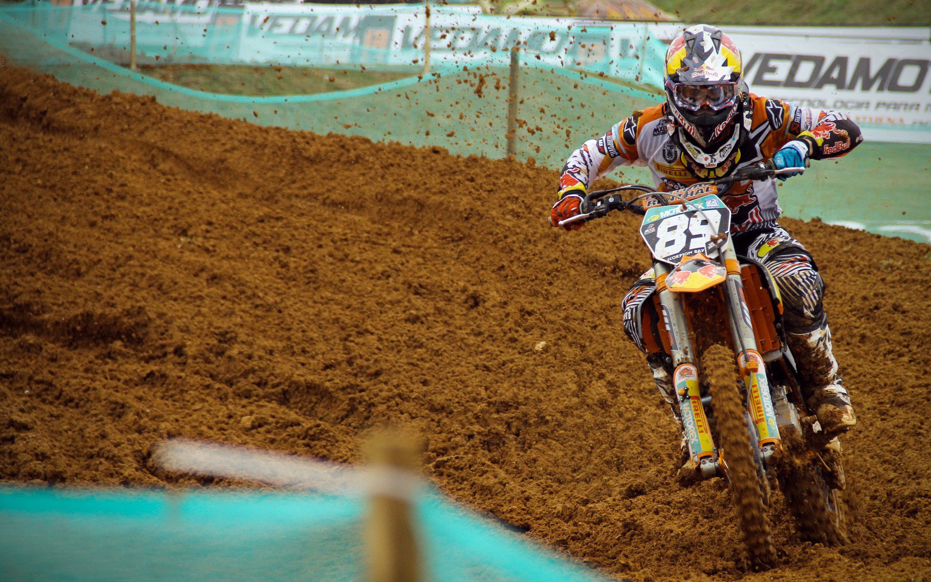 安赛龙状态如火山喷发，印尼队力克泰国队展团队韧性